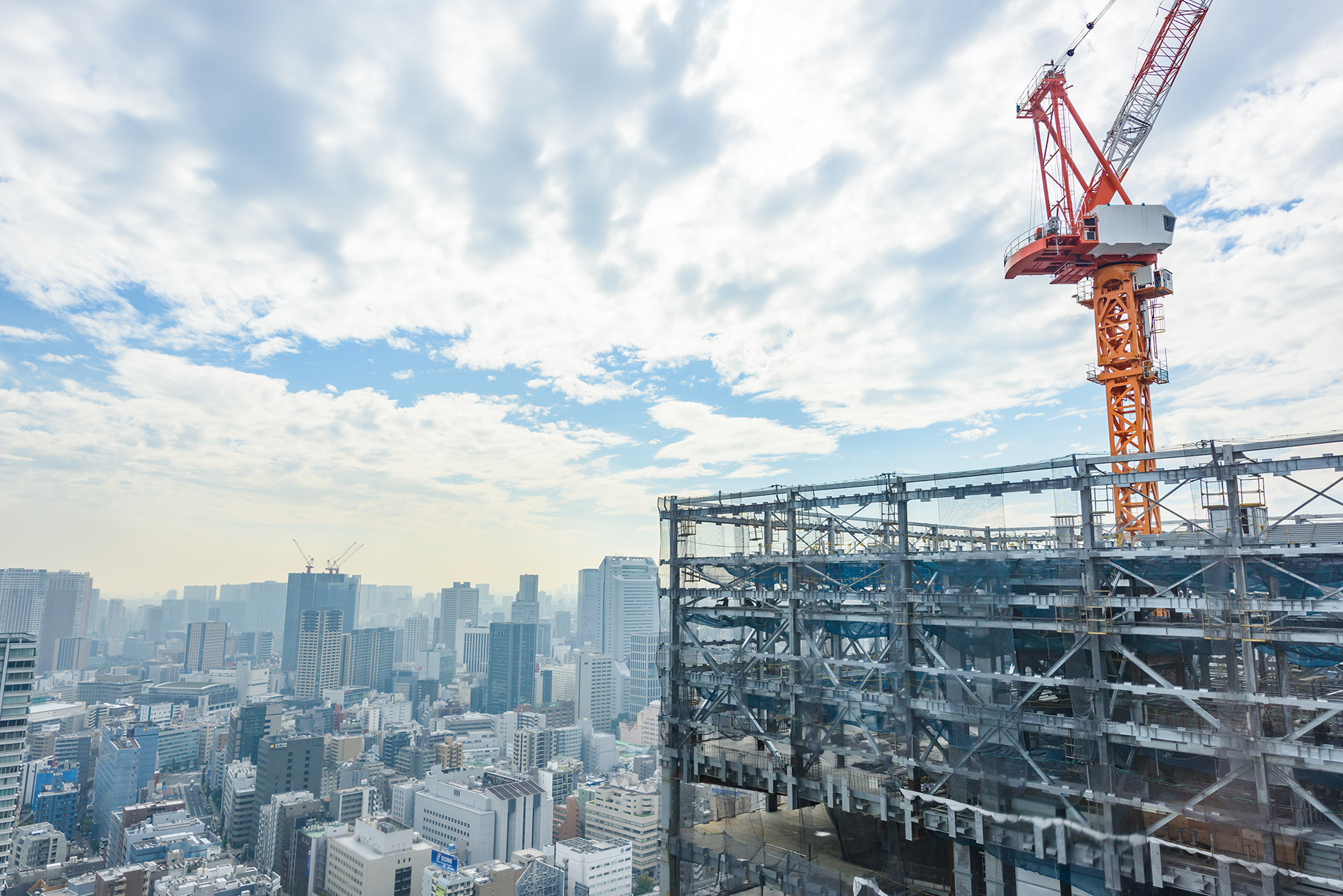 建設現場のクレーンと空