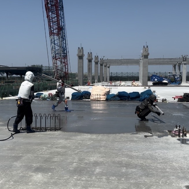 建設現場で社員が作業する様子