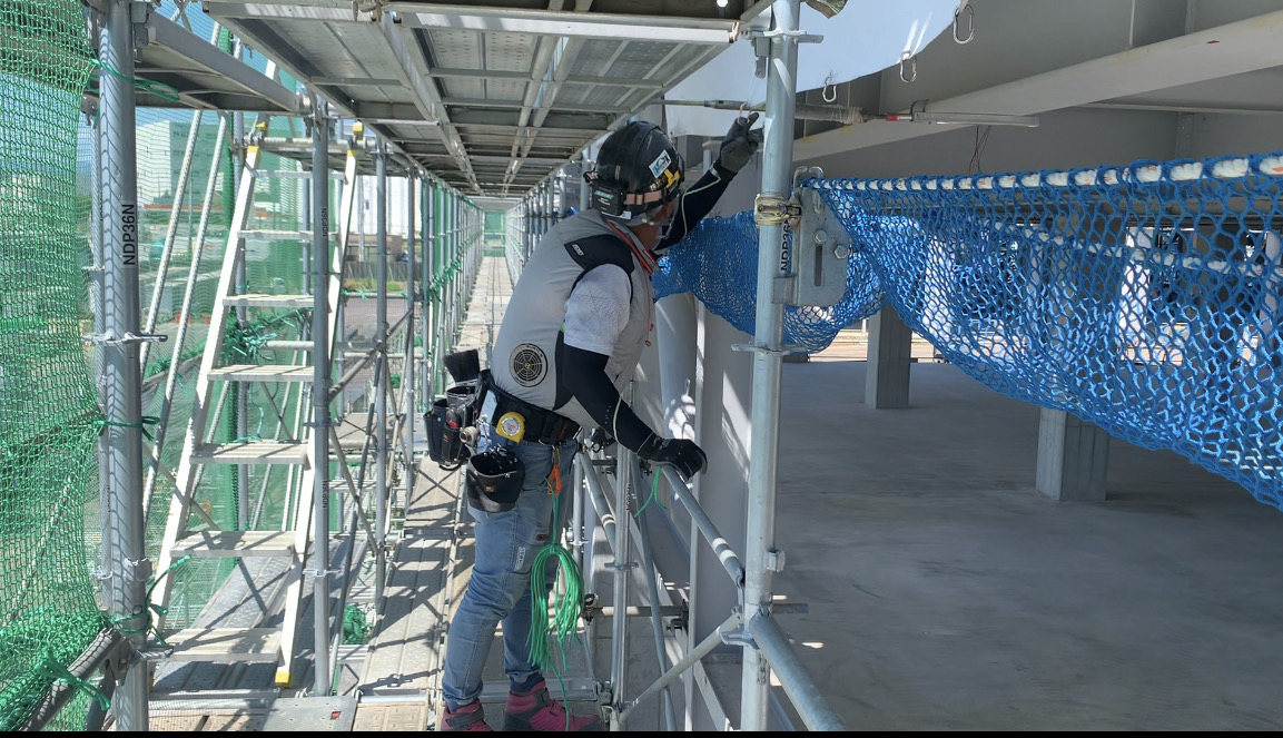 建設現場で社員が作業に取り組む様子